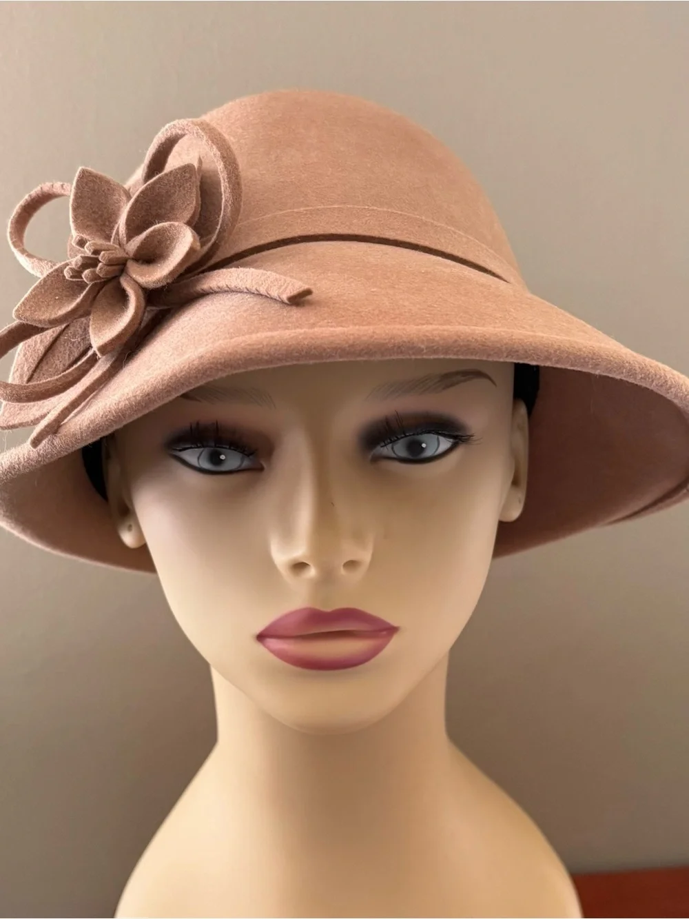 Vintage Style 1920’s Wool Decorative Flower Cloche Hat - Camel Gatsby Fashion